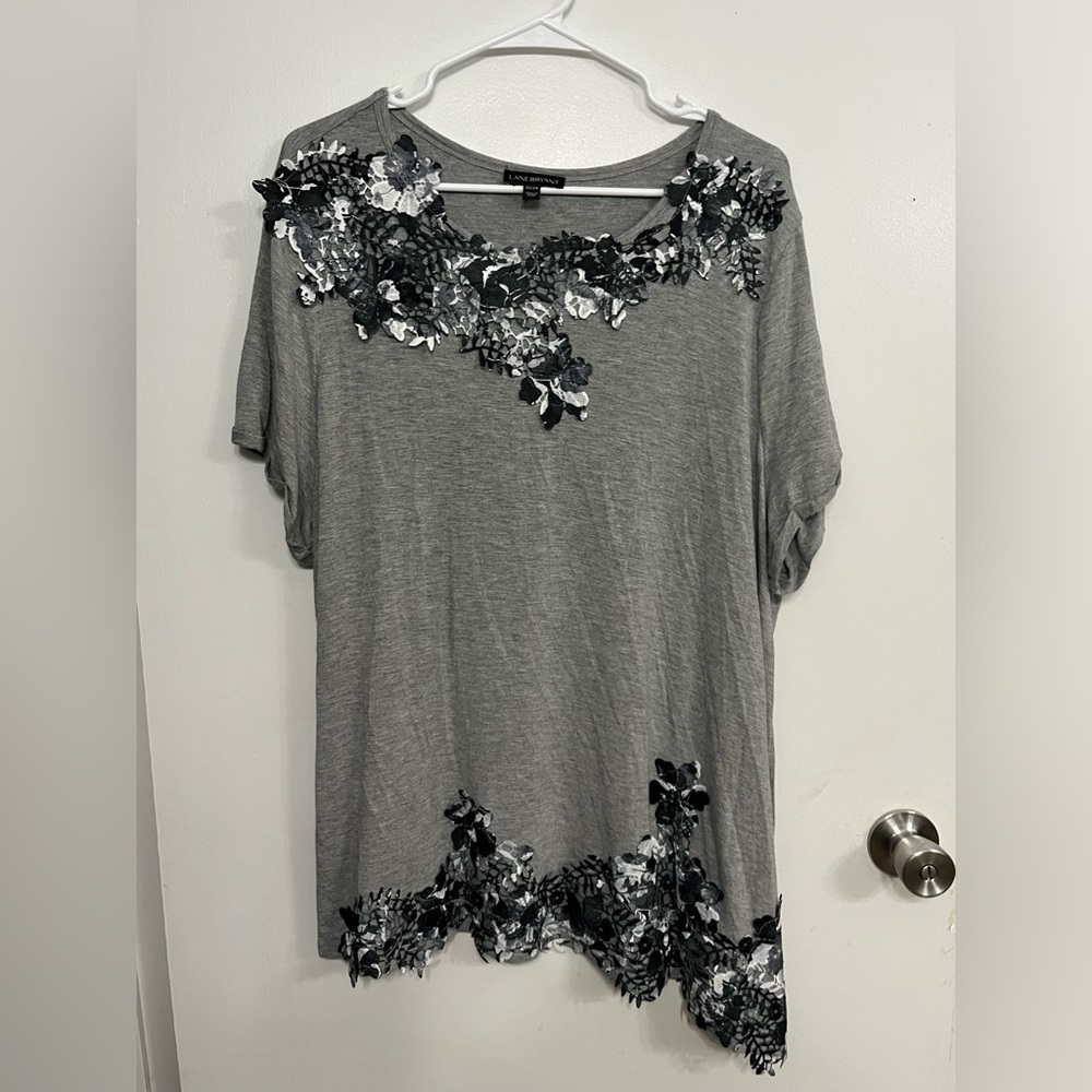 Lane Bryant Gray Short Sleeve Tee with Black & White Floral AppliquΓ©, size 22/24